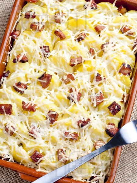 Запечени картофи със сирене, шунка и кашкавал - снимка на рецептата